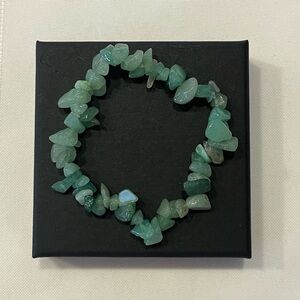 Green stone stretch bracelet